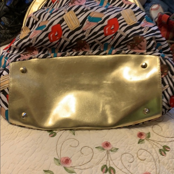 BETSEYVILLE  HOBO PURSE CUTE AS  IT CAN BE. - Picture 7 of 7